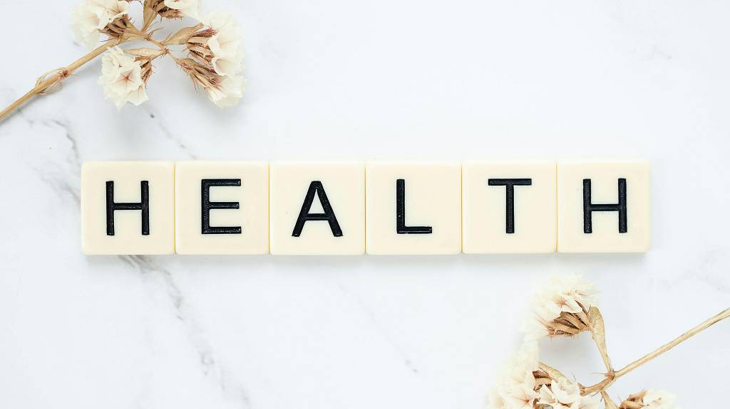 Scrable Spielsteine, die das Wort Health ergeben.